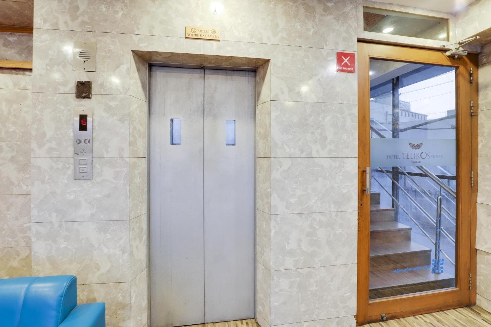 Oyo Hotel Dash Vadodara Extérieur photo